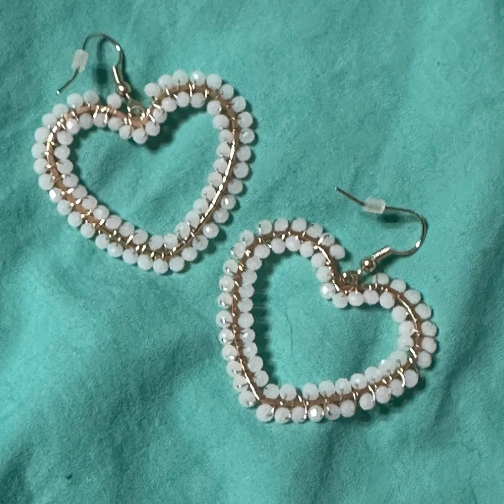 Noir Jewelry Elegant Gold and White Dangle Heart Earrings - Picture 2 of 4